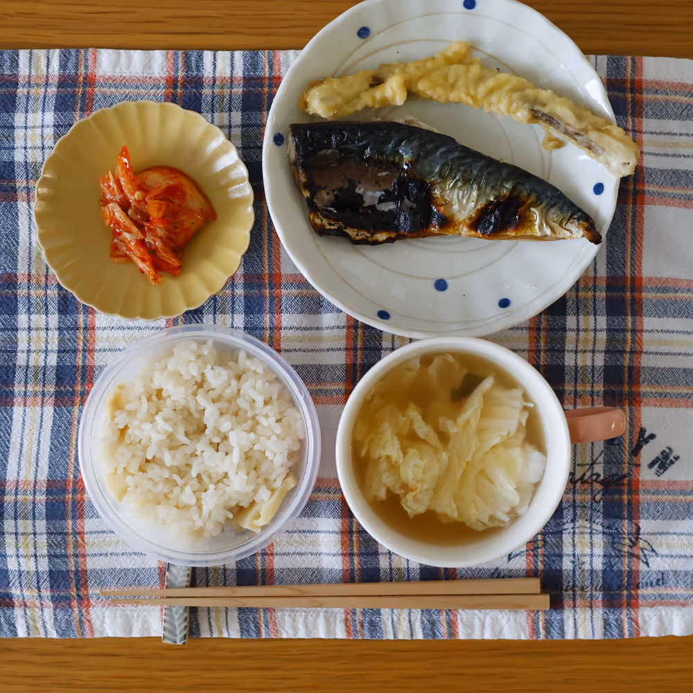 たけのこごはん、焼き鯖、天ぷら、キムチ、白菜のスープ