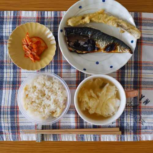 2026-05-19 の朝食（たけのこごはん、焼き鯖、天ぷら、キムチ、白菜のスープ）