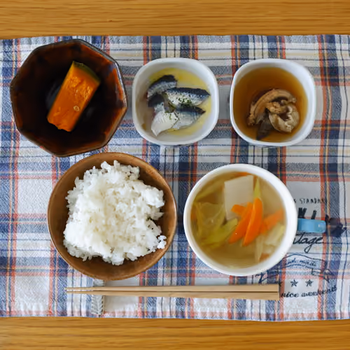 2026-06-13 の朝食（ごはん、かぼちゃの煮物、小魚のマリネ、しいたけの煮物、野菜スープ）