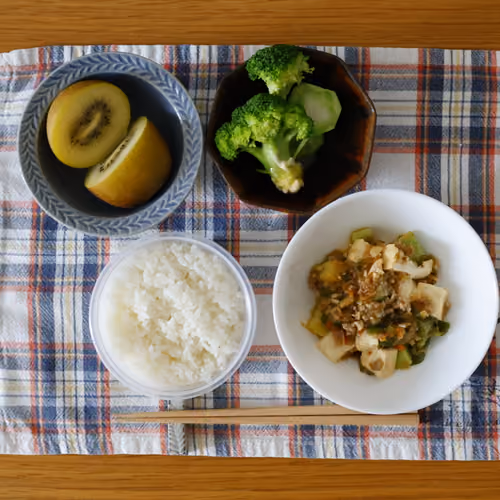 2026-06-29 の朝食（ごはん、麻婆豆腐、ブロッコリー、キウイ）