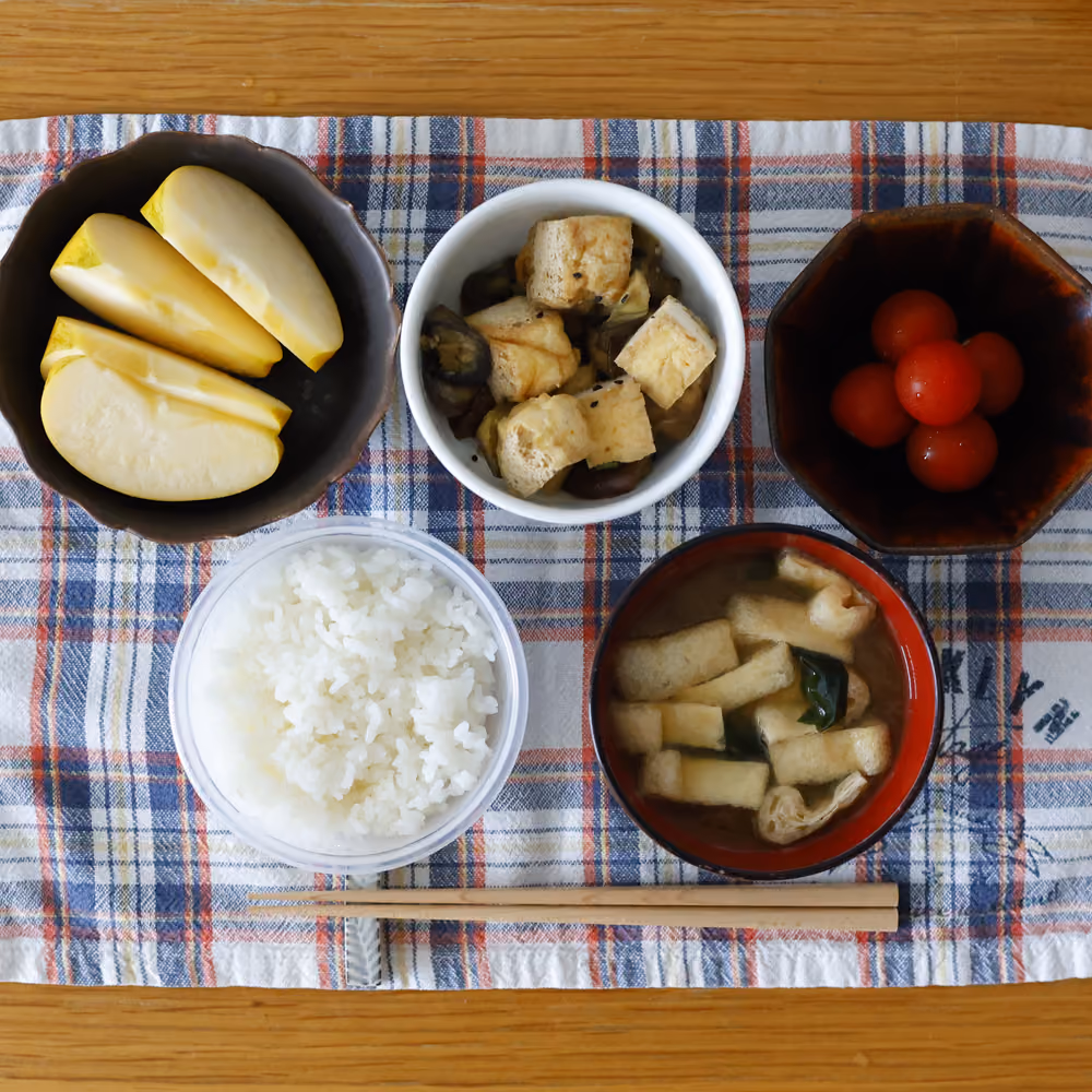 ごはん、味噌汁、厚揚げとなすの炒め物、ミニトマト、りんご