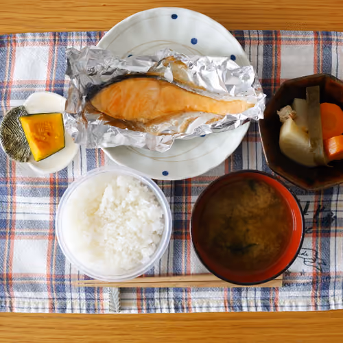 2026-10-05 の朝食（白ごはん、焼き鮭、味噌汁、煮物、かぼちゃの煮物）