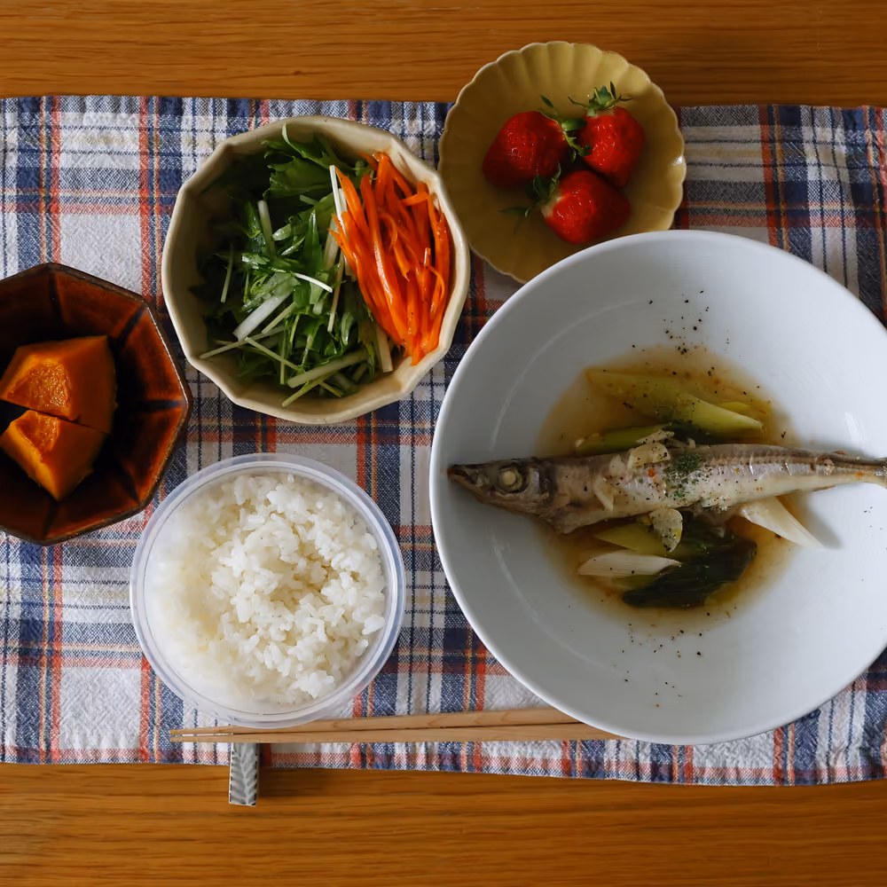 白いごはん、魚とねぎの蒸し煮、水菜とにんじんのサラダ、かぼちゃの煮物、いちご