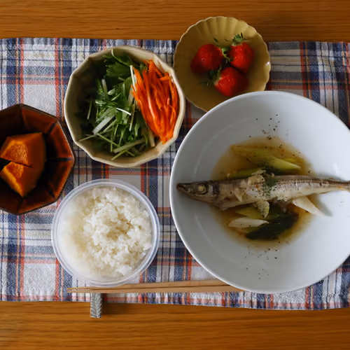 2026-05-21 の朝食（白いごはん、魚とねぎの蒸し煮、水菜とにんじんのサラダ、かぼちゃの煮物、いちご）