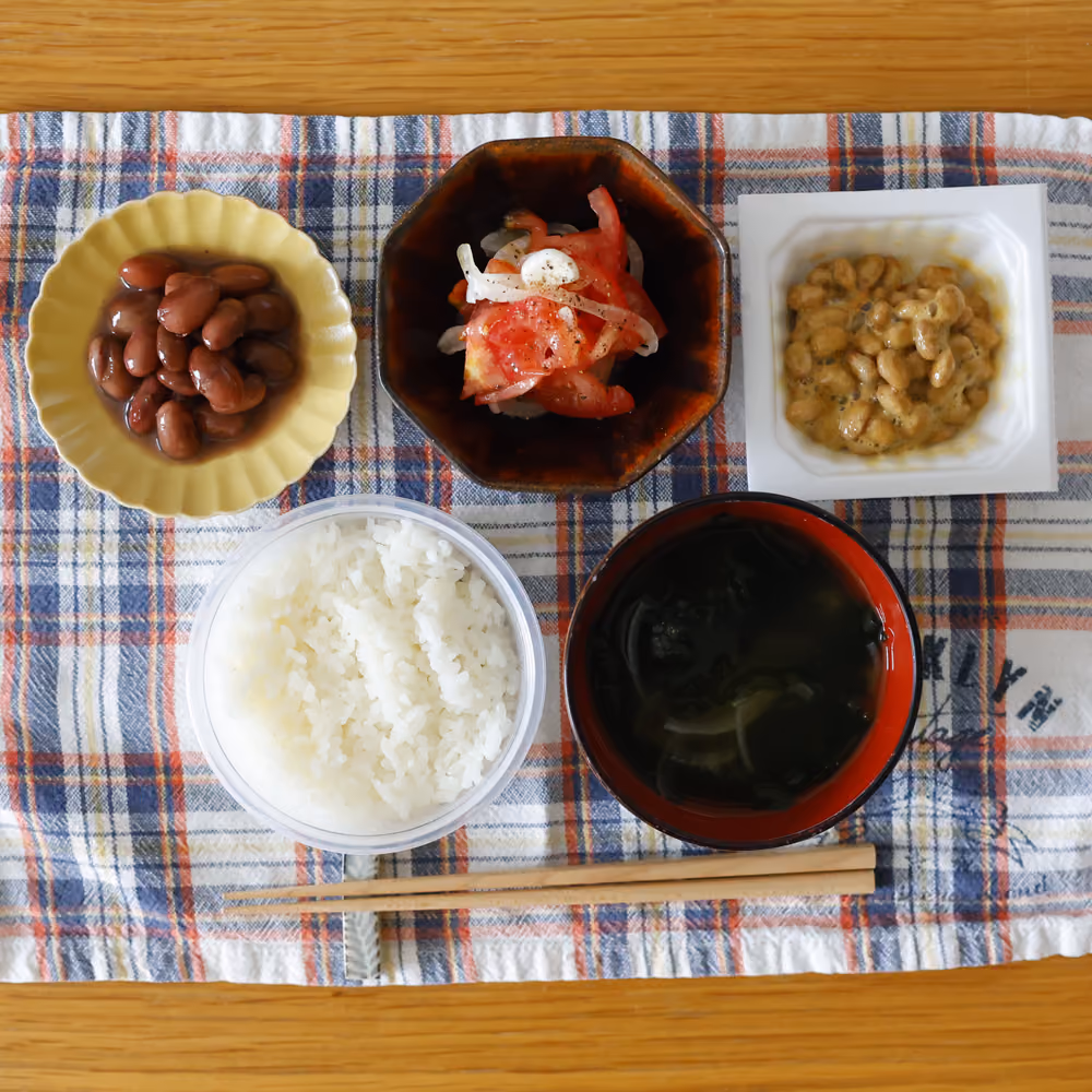 ごはん、わかめの味噌汁、納豆、トマトと玉ねぎのマリネ、煮豆