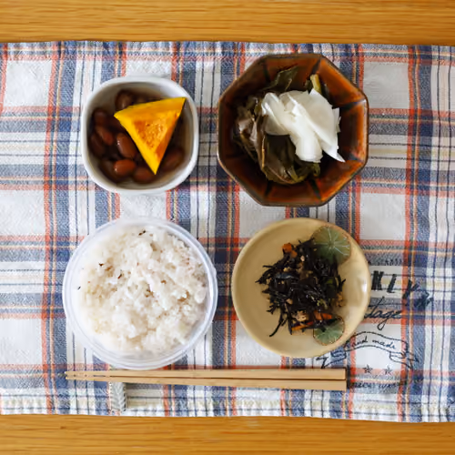 2026-08-22 の朝食（雑穀ごはん、かぼちゃと豆の煮物、ひじきの煮物、大根の漬物）