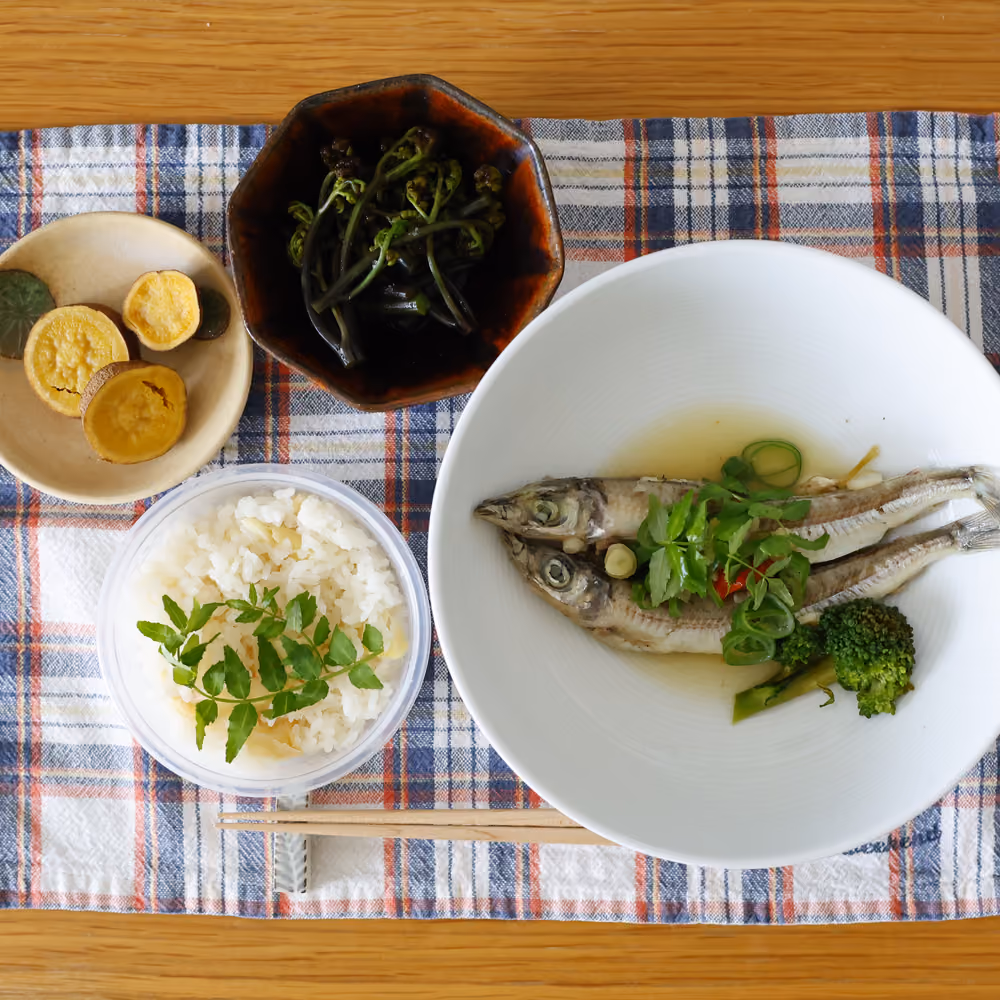 ごはん、魚の煮付け、こごみのおひたし、さつまいも