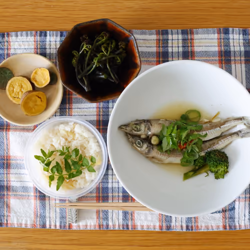 2026-04-24 の朝食（ごはん、魚の煮付け、こごみのおひたし、さつまいも）