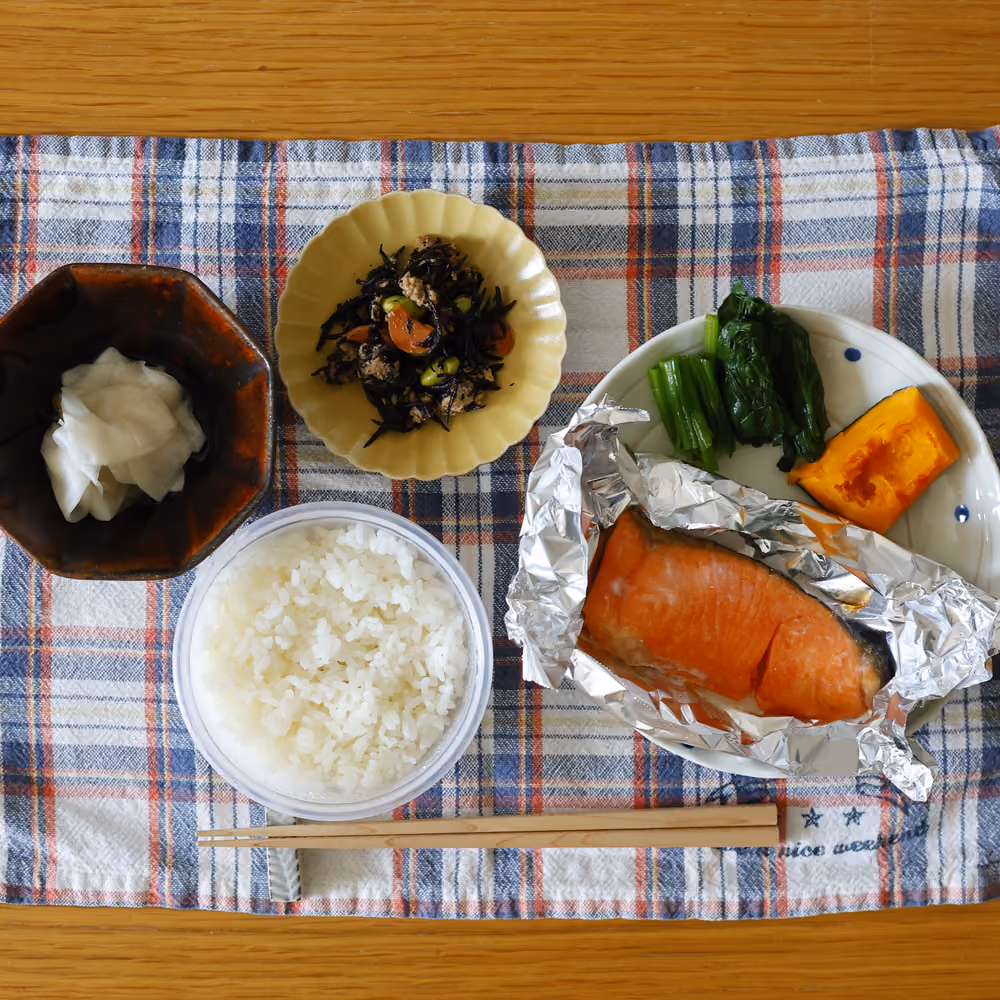 白ごはん、焼き鮭、ひじきの煮物、ほうれん草のおひたし、かぼちゃの煮物、漬物