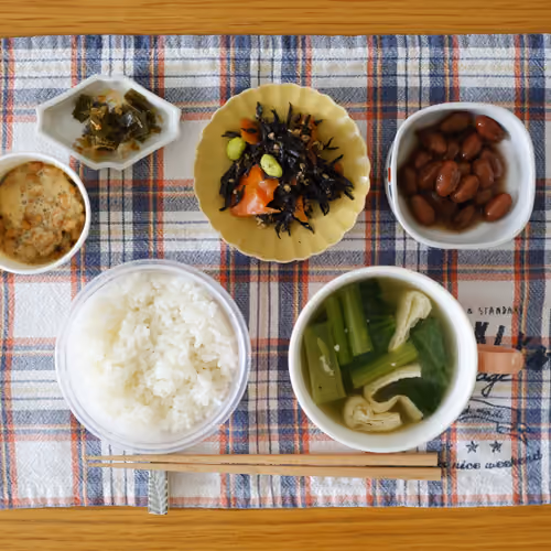 2026-06-07 の朝食（ごはん、納豆、ひじきの煮物、煮豆、昆布の佃煮、小松菜と油揚げの味噌汁）