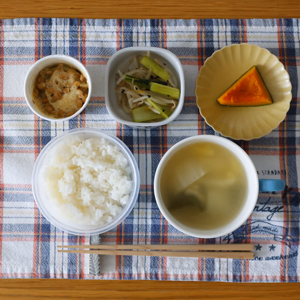 ごはん、納豆、もやしと青菜の炒め物、かぼちゃの煮物、野菜スープ