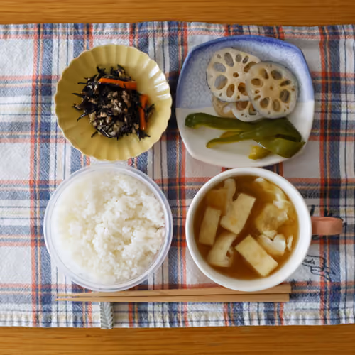 2026-09-26 の朝食（ごはん、ひじきの煮物、れんこんとピーマンの焼き物、味噌汁）