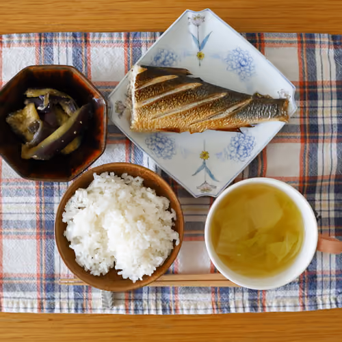 2026-10-01 の朝食（ごはん、焼き魚、なすの煮物、野菜スープ）